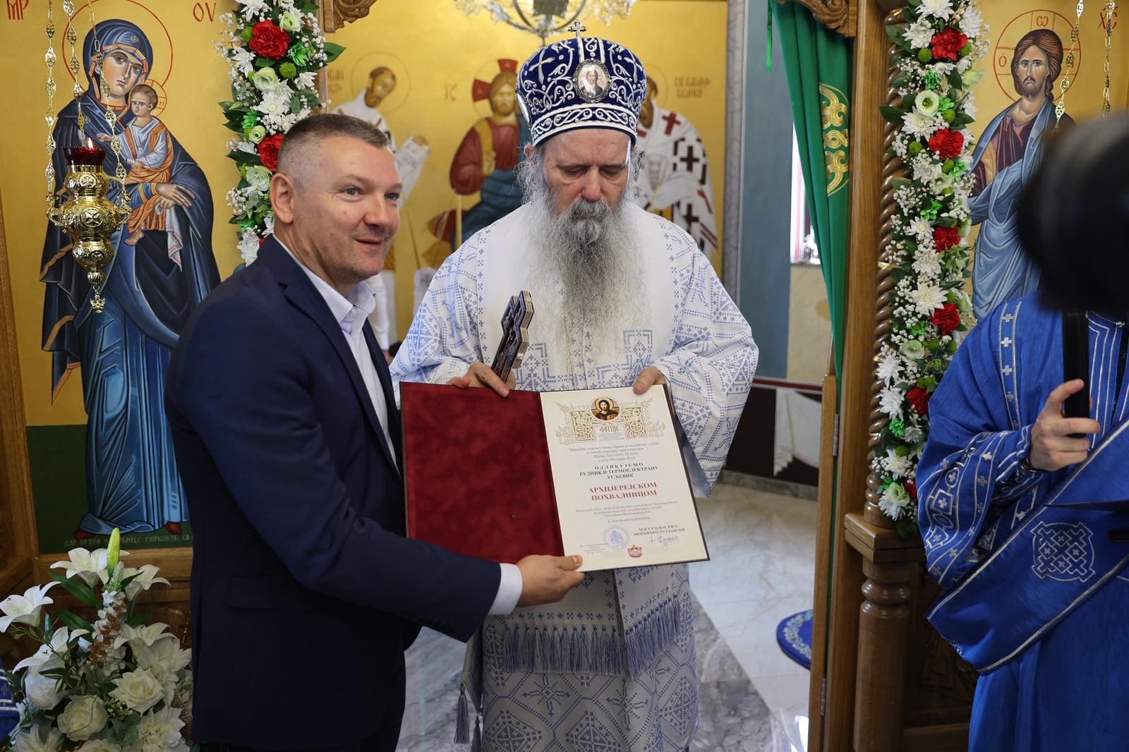 Svečano osvećenje hrama Svete Trojice u Mezgraji Kose okupilo je danas veliki broj vjernika, sveštenstva i uglednih zvanica koji su zajedno podijelili radost završetka još jedne pravoslavne svetinje u podmajevičkom kraju.