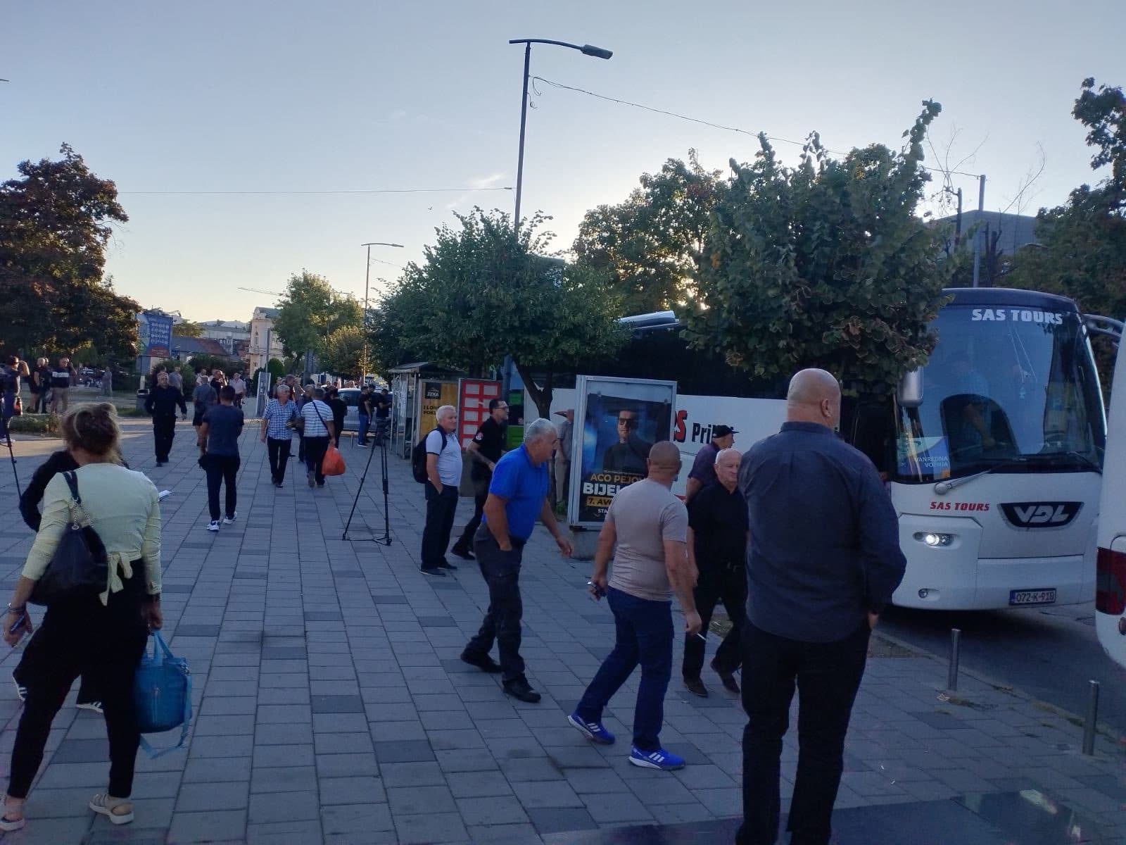 Na sahranu generala Mladića iz Bijeljine krenulo 12 autobusa