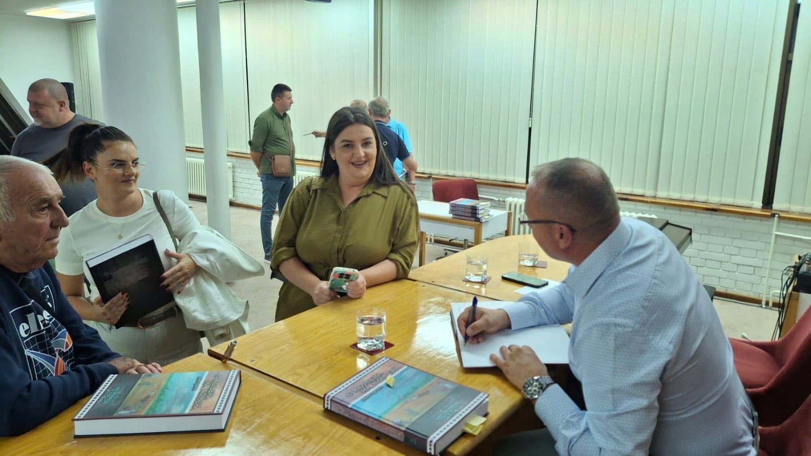 U BIJELJINI PROMOVISANA MONOGRAFIJA SELA POPOVI: Dejan Vuković više od 20 godina radio na djelu „S koljena na koljena“