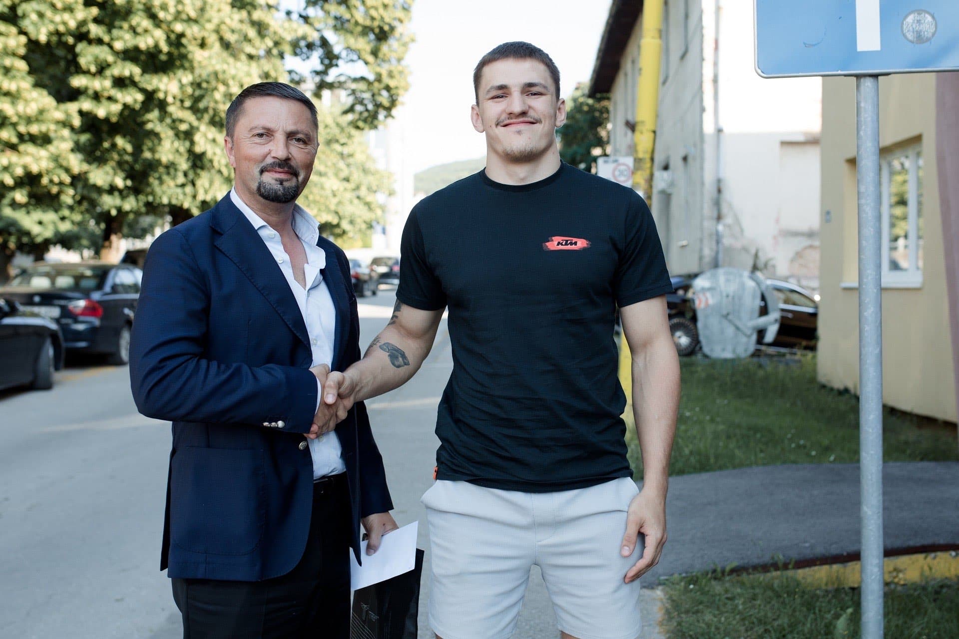 Privrednik Slavenko Ristić podržao MMA borca iz Vlasenice Nikolu Gradinca
